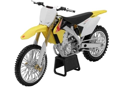 Mais entre chaque millésime, la moto a connu de nombreuses évolutions sur le châssis et sur le moteur. Suzuki: RM-Z450 - Amarela - 1:12