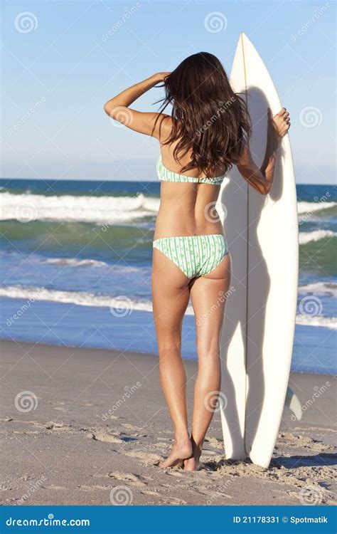 Surfista Da Mulher No Biquini Com A Prancha Na Praia Imagem De Stock Imagem De Perfeito Areia