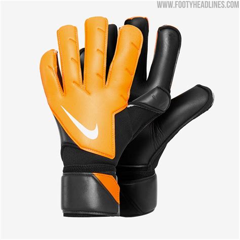 Discover everything you want to know about thibaut courtois: Thibaut Courtois deckt Swoosh mit Klebeband in der ...