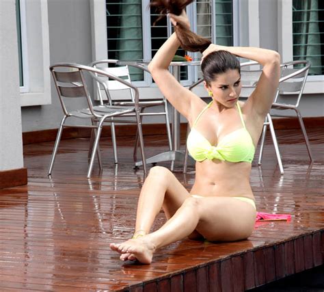 Sunny Leone Hot Sexy Thigh Show Pics Welcomenri
