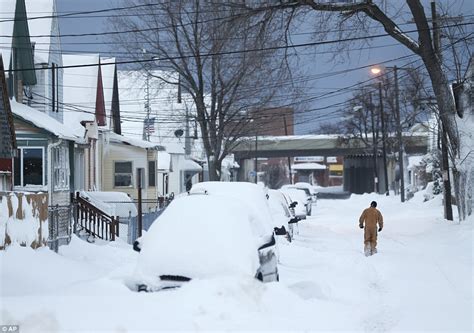 8 feet and thundersnow expected in buffalo as winter storm weather continues daily mail online