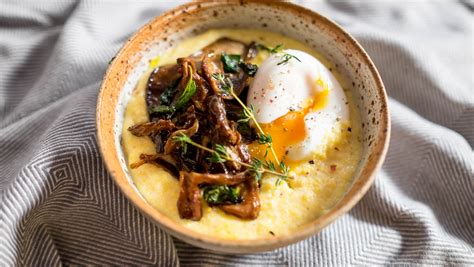 Our corn grits polenta cooks quickly and makes a rich, creamy porridge for breakfast, lunch or dinner. Steinpilz Polenta mit weichem Ei | #byah