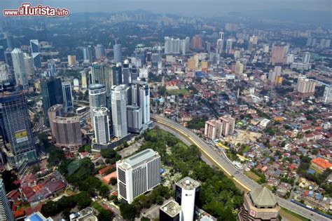 Looking for cheap flights from kuala lumpur to dhaka? Il panorama dall'alto delle Twin Towers di ... | Foto ...