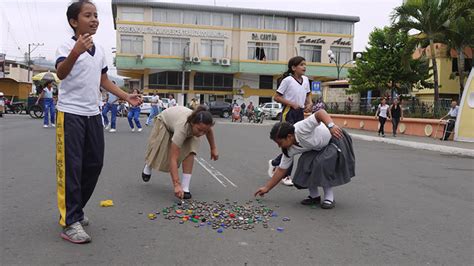 Los juegos tradicionales o juegos populares son las actividades de diversión y esparcimiento que caracterizan a un determinado pueblo, región o país. Juegos populares fueron resaltados en un festival | El Diario Ecuador