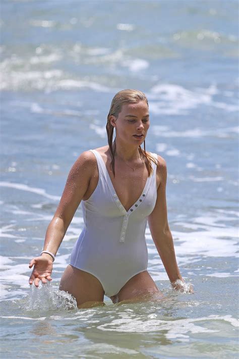 Margot Robbie In A Swimsuit At The Beach In Hawaii