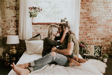 These Comfy Couple Photos Make Us Want To Kick Back And Relax Couple Photos Couples