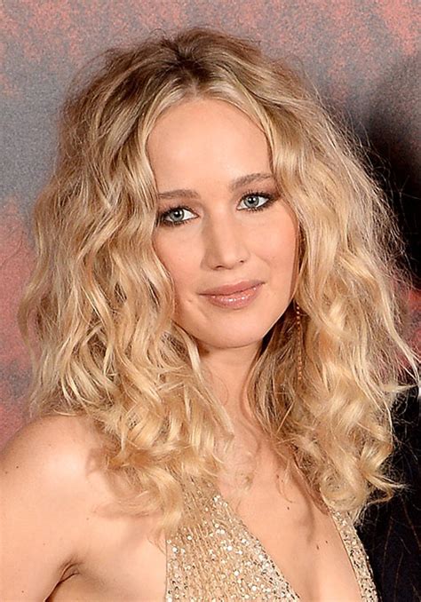 Jennifer Lawrence Shows Stunning Makeup Looks On Red