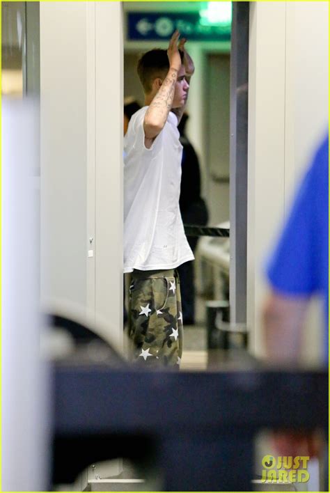 Justin Bieber S Pants Slide Down Super Low At Airport Security Photo Justin Bieber