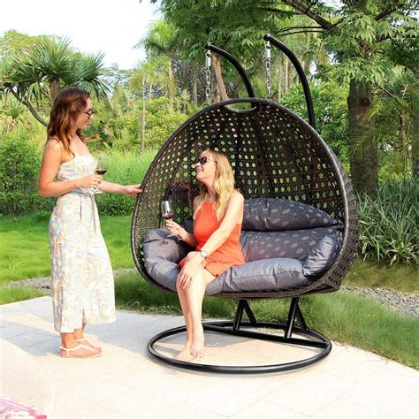 The frame is built to last with due to the electrical coated steel and it resists rust and scratching. Review: Luxury 2 Person Wicker Swing Chair with Stand
