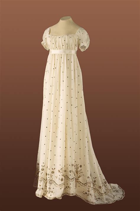 History Of Fashion — 1800s Ball Dress Russia Cambric Gold Thread Moda Femminile Abiti