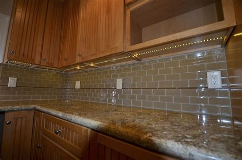 There are several lighting options when it comes to under cabinet lighting. Under Cabinet Lighting Options - DesignWalls.com