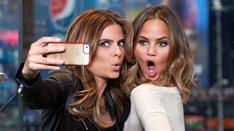 So Thats Why We Look So Different In Selfies Vs The Mirror Huffpost