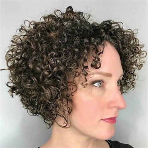 Tightly Permed Short Hair Wavy Haircut