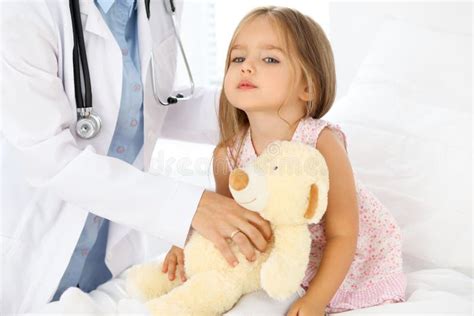 Docteur Examinant Une Petite Fille Avec Le Stéthoscope Concept De Médecine Et De Soins De Santé