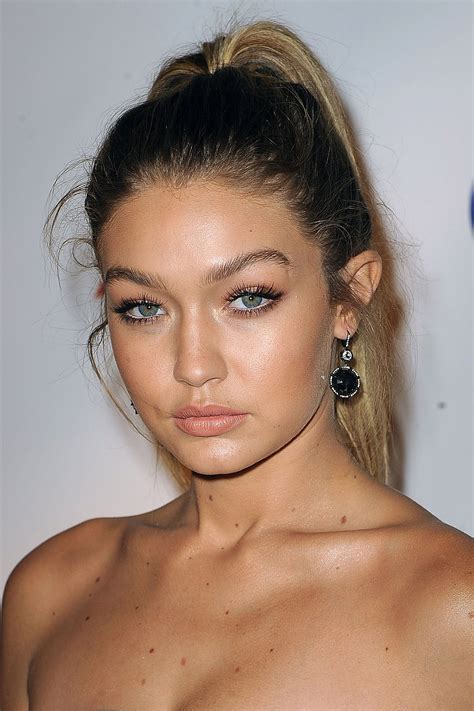 Here, 15 celebs who rep dark blonde at its finest. 15 Celebs Who Prove That Growing Out Your Roots Can Be ...