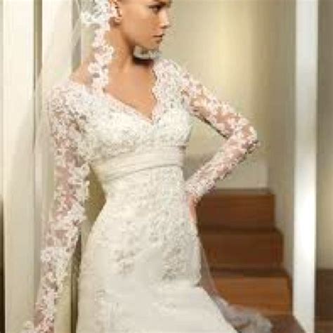 The relevance of rustic lace wedding dresses with sleeves get closer to the autumn. Spanish lace wedding dress and veil