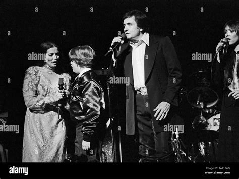Johnny Cash Amerikanischer Country Sänger Und Songschreiber Bei Einem Konzert In Hamburg Mit