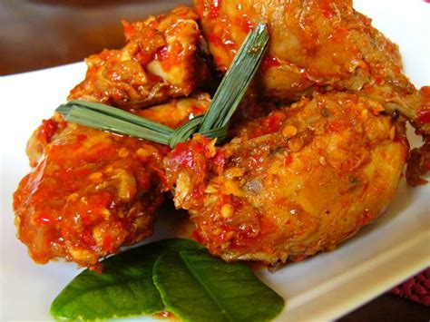 Tumis bumbu yang sudah dihaluskan hingga harum, masukkan. Resep Masakan Nusantara: Ayam Rica-rica