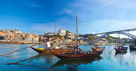 The city itself isn't very populous (about 300,000 inhabitants), but the porto metropolitan area (greater porto) has some 2,500,000 inhabitants in a 50km radius. Porto, prachtige stad aan de Douro-rivier · Portugal ...