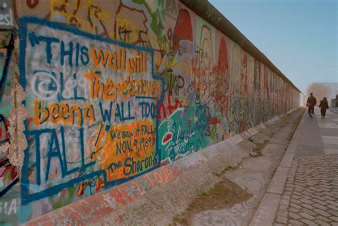 Gut Ausgebildete Klar Birne East West Berlin Wall Flasche Durchschauen