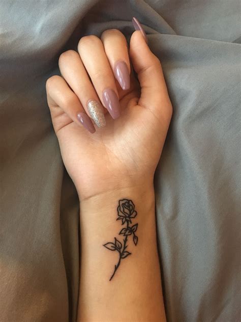 kleine tattoos frauen handgelenk rose zona tattoo