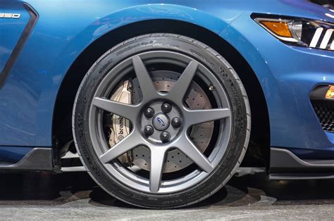 Ford Shelby Gt350r Mustang Tears Rubber In Detroit Debut