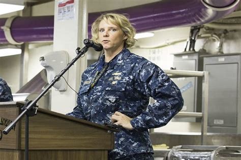 Amy bauernschmidt was selected for the position by the fiscal year 2022 aviation major command screen board. Pertama dalam Sejarah AS, Perempuan Pimpin Kapal Induk Nuklir