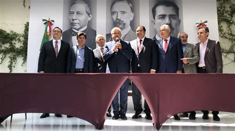 Presenta López Obrador a siete integrantes de la Oficina de la