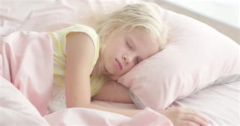 Adorable Chica Rubia Durmiendo Dulcemente Por La Mañana En Ropa De Cama