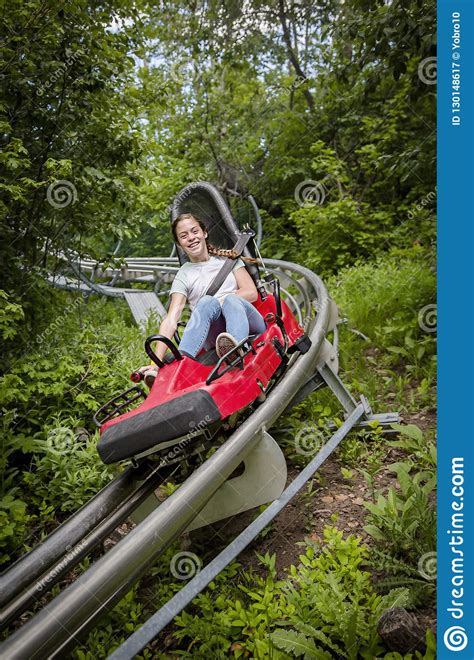 Kritisch Einfach überfüllt Freiwillig girl on roller coaster Eisen