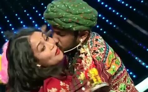 Indian Idol 11 Neha Kakkar Forcibly Kissed By A Contestant Anu Malik