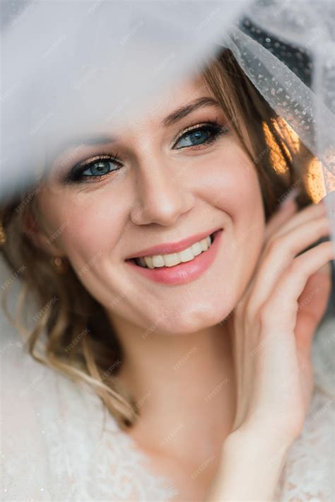 Belle Mariée En Lingerie De Dentelle Blanche Avec épaule Nue Assise Dans Une Chambre Dhôtel