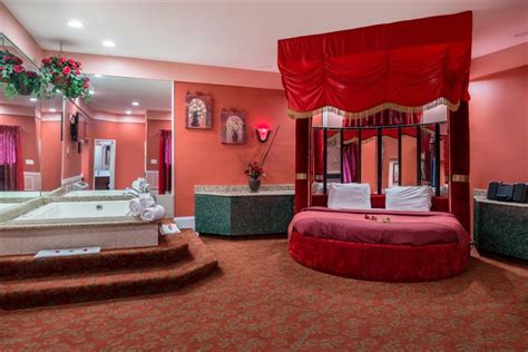 Red Romantic Theme Suite With Hot Tub And Fireplace At The Inn Of The