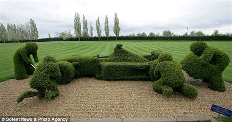 The Hedge Shaped Like A Formula 1 Car Daily Mail Online