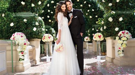 With tropical landscaping and classic roman architecture, it is a gorgeous outdoor venue for those who want a romantic wedding. Bellagio Hotel Las Vegas Wedding Packages in 2020 | Las vegas wedding bellagio, Las vegas ...