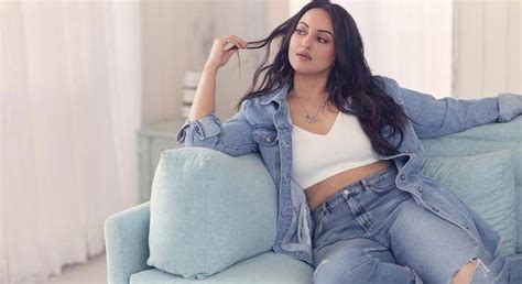 Bollywood Actress Sonakshi Sinha Wins Hearts Of Fans In Glamorous Style ग्लैमरस अंदाज में