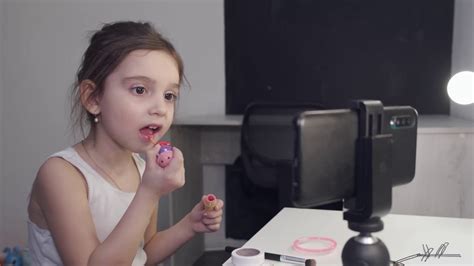Little Girl Applying Lipstick Youtube