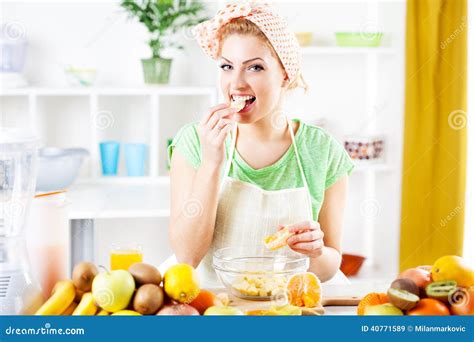 Young Woman Eat Oranges Stock Image Image Of Happiness 40771589