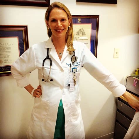 The Secret World Of Women Surgeons You Had No Idea Existed Female Doctor Female Surgeon Med