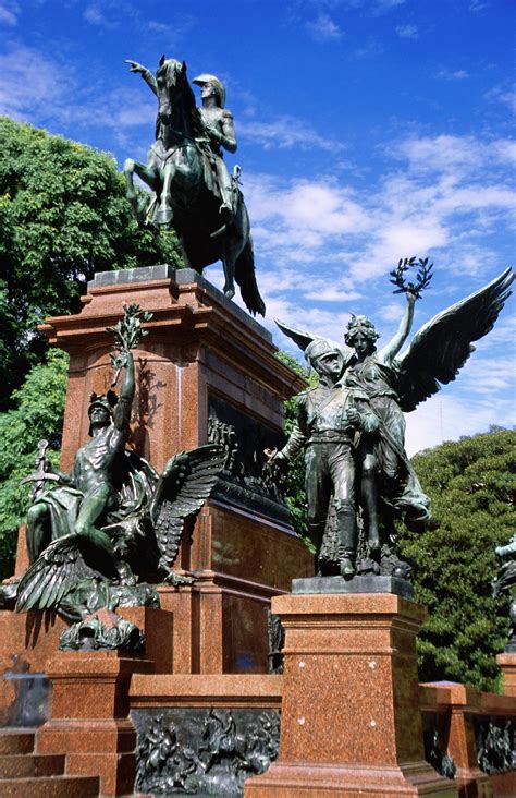 La Historia De La Estatua De San Martín En La Plaza Que Lleva Su Nombre