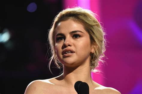 Selena Gomez Gives Tearful Speech Thanking Friend Who Saved Her Life The Independent The