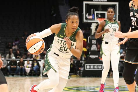 Wnba Seattle Storm Break Free From Close Calls Behind Loyds 22 Swish Appeal