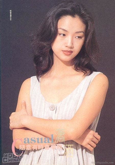 For her first acting role, johnnie to cast her opposite andy lau in a moment of romance (1990). 吳倩蓮寫真照片 - 第2張/共16張