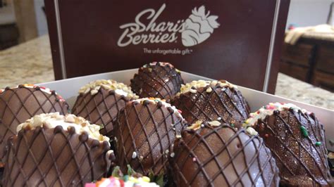 Love Chocolate Covered Strawberries Try Sharis Berries Dallas Socials