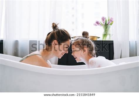 Mother daughter showering Stok Fotoğrafı Görseller ve