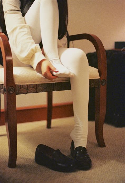 무료 이미지 소녀 화이트 포도 수확 피트 비슷한 물건 후지 필름 다리 좌석 깨끗한 니콘 의류 긴 머리