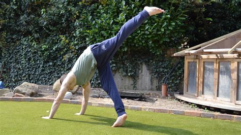 How To Handstand The Complete Beginners Guide More Than Lifting