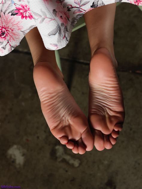 Chloe Toy S Feet