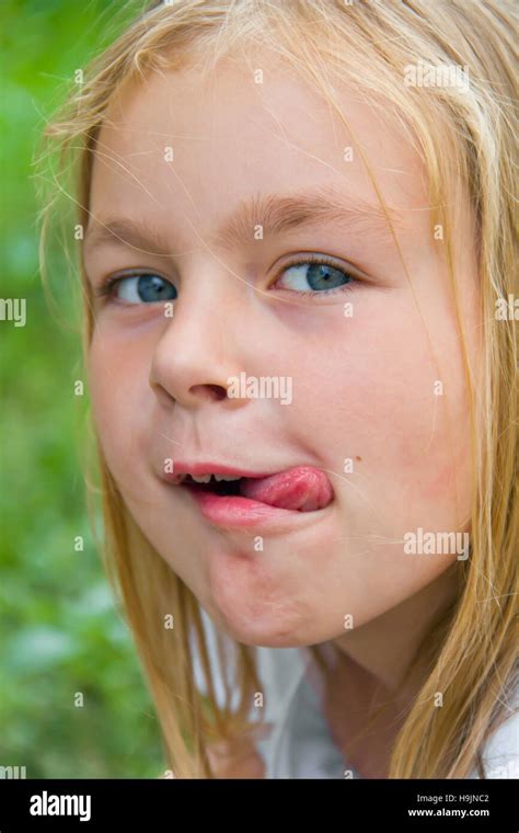 Girl Blue Tongue Banque De Photographies Et Dimages à Haute Résolution