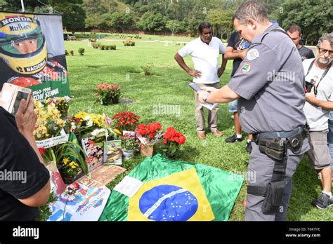 Fans Besuchen Sie Das Grab Von Formel 1 Pilot Ayrton Senna In Morumbi